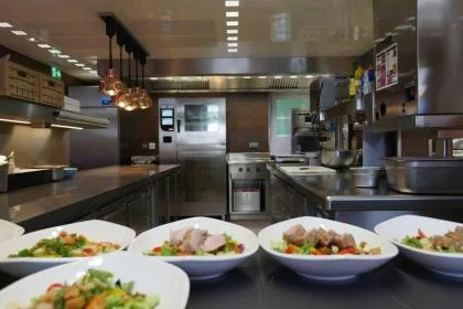 5 Teller mit Gerichten in Profiküche