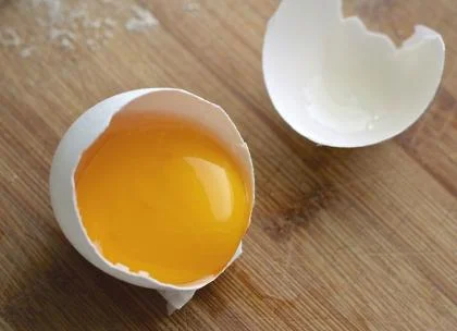 Ei-Schale-Fluessig-Geknackt