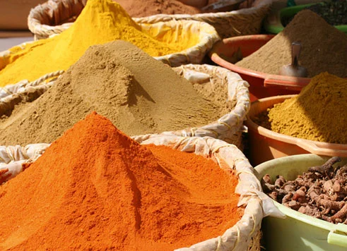 A: „Welche Gerichte verbinden Sie mit dem farbenfrohen Holi Festival?“