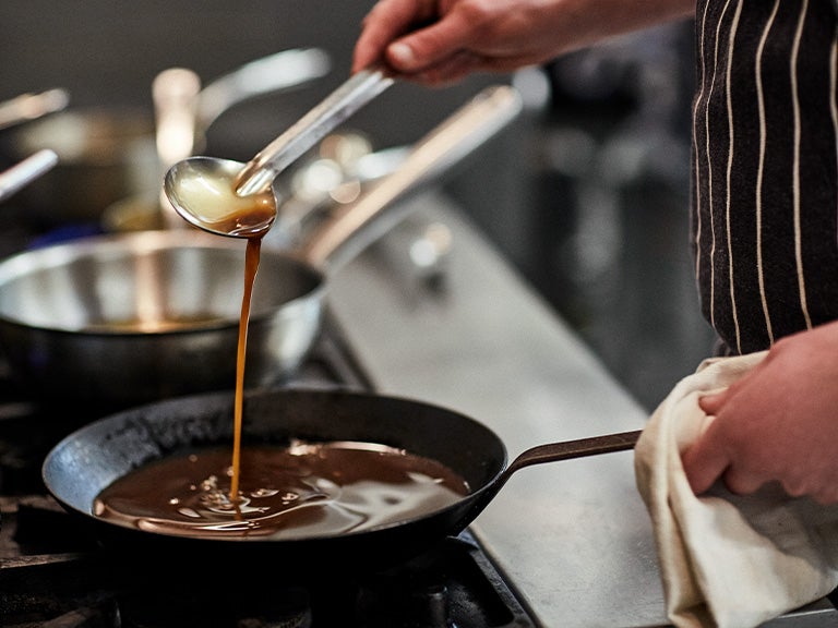 Gebundene Sauce in Pfanne auf Herd