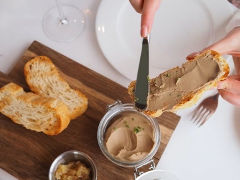 Angerichtete Brotscheiben mit einem Brotaufstrich