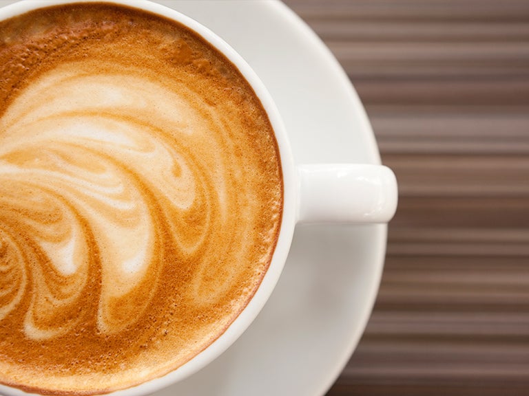 Tasse gefüllt mit Cappuchino