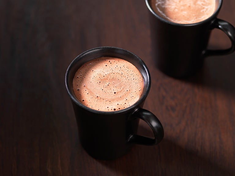 Zwei Tassen mit Kakao