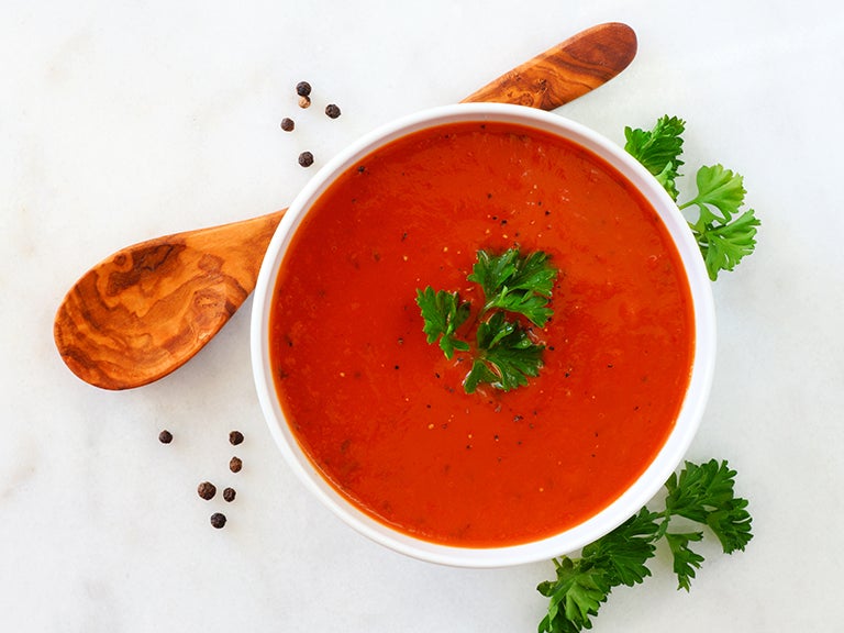 Tomatensuppe dekoriert mit Petersilie und Pfefferkörnern