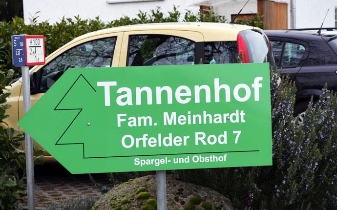 Schild zum Tannenhof Spargel Und Obsthof
