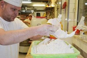 koch besucht baecker sauerteig herstellen