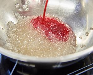 die lauwarmen Perlen mit Zitronensaft und der halben Menge Barsirup in eine Schuessel geben