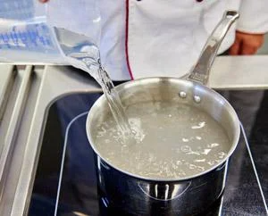 mit kaltem Wasser den Kochprozess unterbrechen