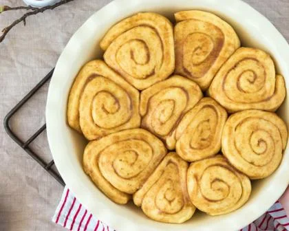 Mürbeteig in weißr Schüssel