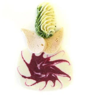 Schluckbeschwerden Lachstraenen auf rote Bete Bechamelsauce zweierlerlei Pueree