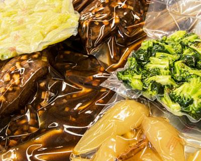 Verschiedene Sous vide Beutel mit verschiedenen Essen