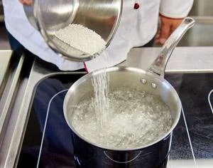 Wasser aufkochen Tapiokaperlen kochen