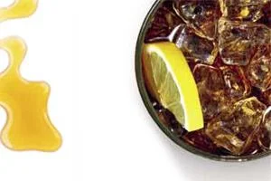 Cola Glass mit Zitrone von oben