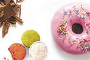 Schokolade-Doghnut und Macarons