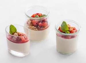 Spargel Panna Cotta mit Erdbeer Berberitzen Konfit