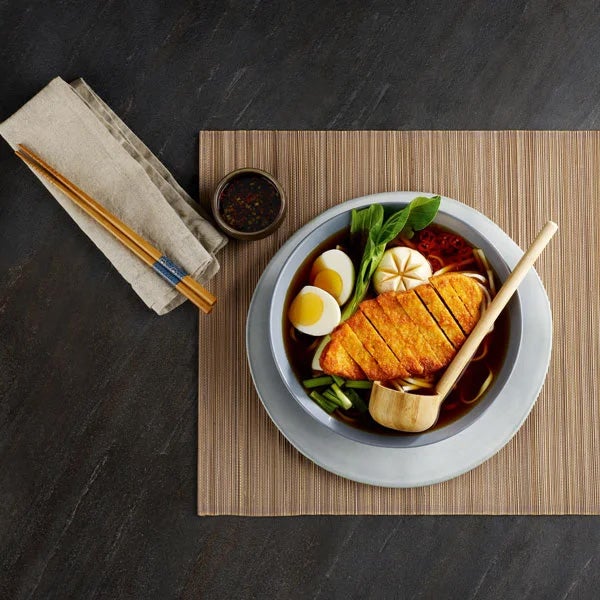 Ramen auf gedecktem Tisch