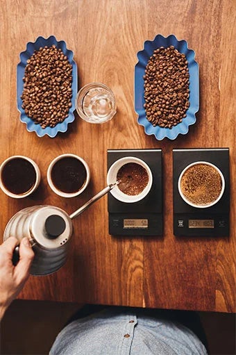 Aufgießen von frischem Kaffee