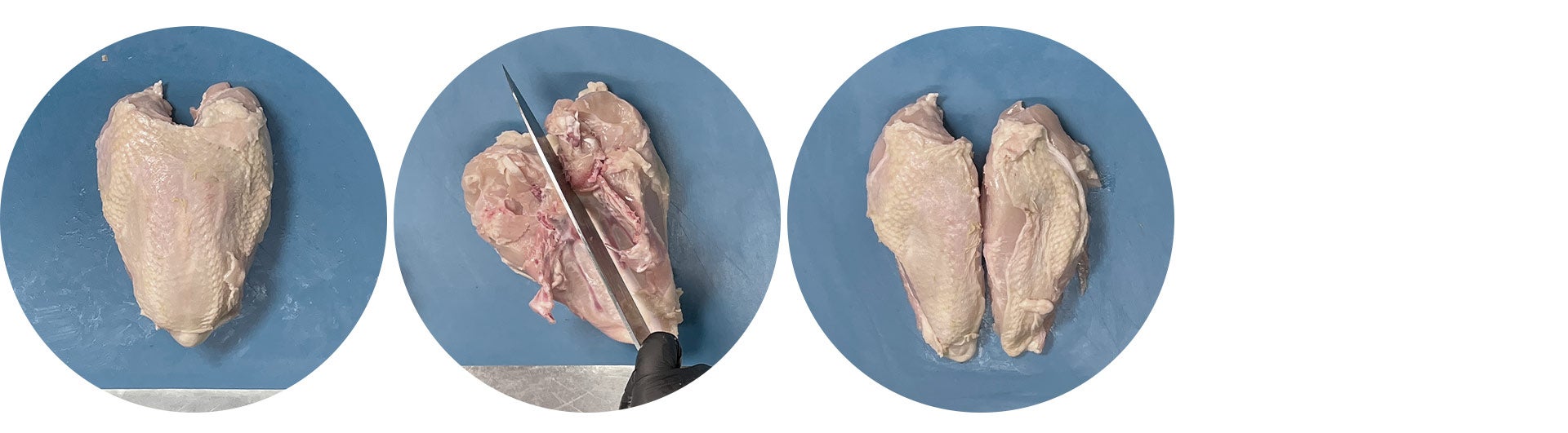 Hand in schwarzen Hygienehandschuhen halbiert Hähnchenbrust