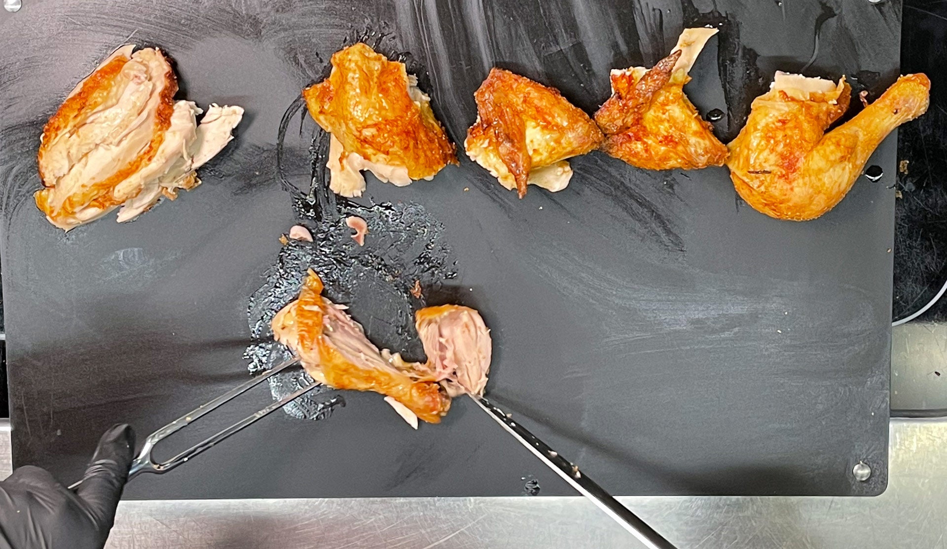 Verschiedene gegarte Hähnchenstücke und wie sie serviert werden