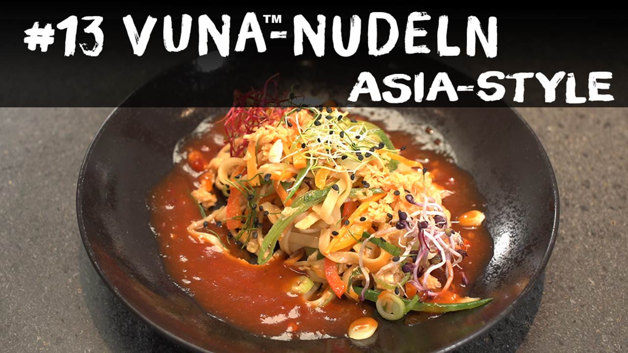 Gebratene Nudeln mit Vuna, Gemüse und süß-scharfer Tomatensauce