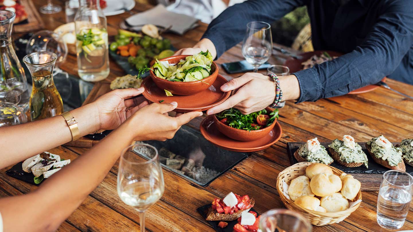Leute am Tisch, essen