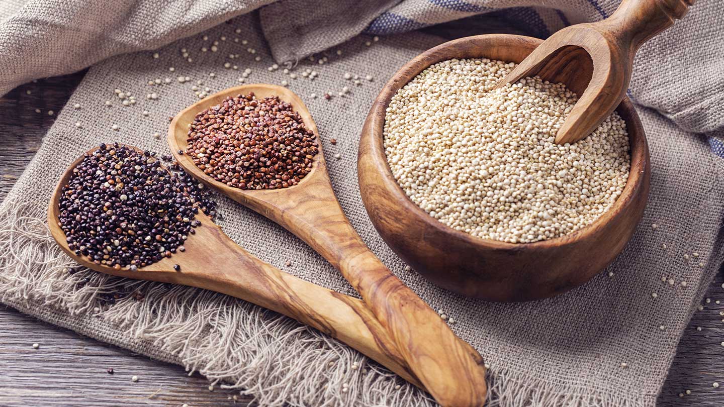 Rote, schwarze und weiße Quinoa-Samen