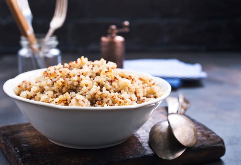 Quinoa gekocht im Teller mit Löffel