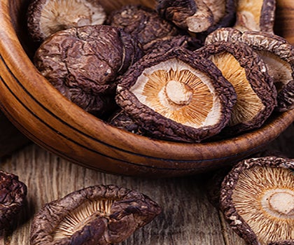 Getrocknete Shitake-Pilze auf einem Holztisch