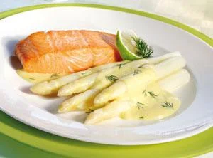 Gebratenes Lachsfilet Auf Stangenspargel Mit Limonen Hollandaise