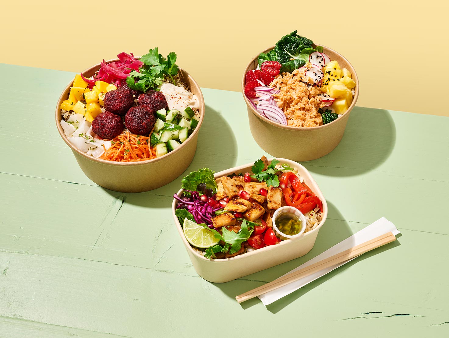 Unterschiedliche Bowls und Salate mit Produkten von GARDEN GOURMET