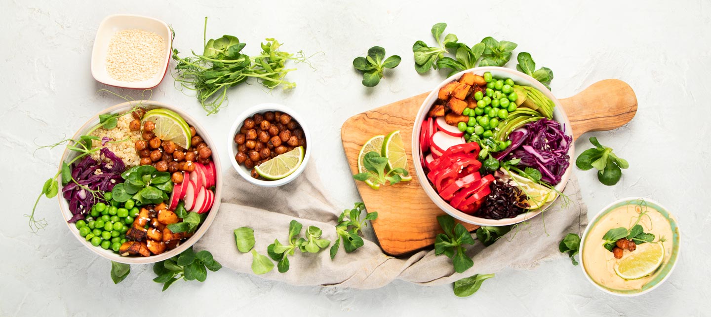 Leckere, farbenfrohe vegane Poke Bowl auf hellgrauem Hintergrund.