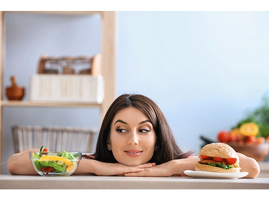 Frau schaut zwei Burger an