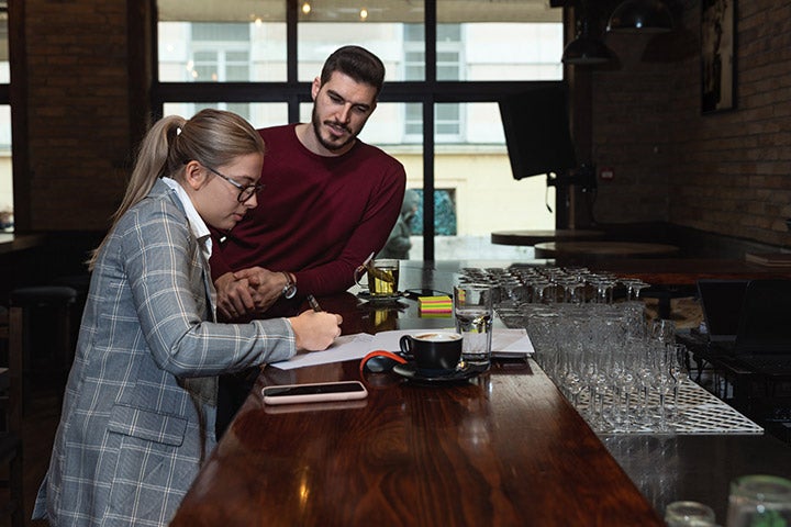 Gesundheitsinspektorin an der Theke in einer Besprechung