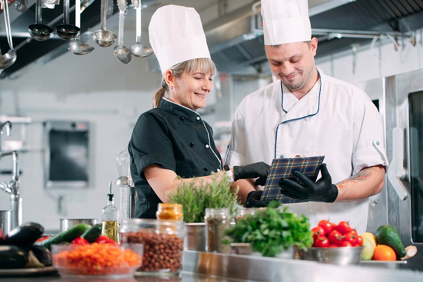 Zwei Köche in der Küche am besprechen