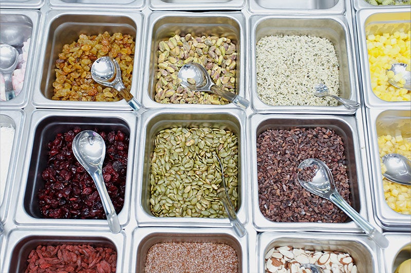 Viele Lebensmittel getrennt in Containern