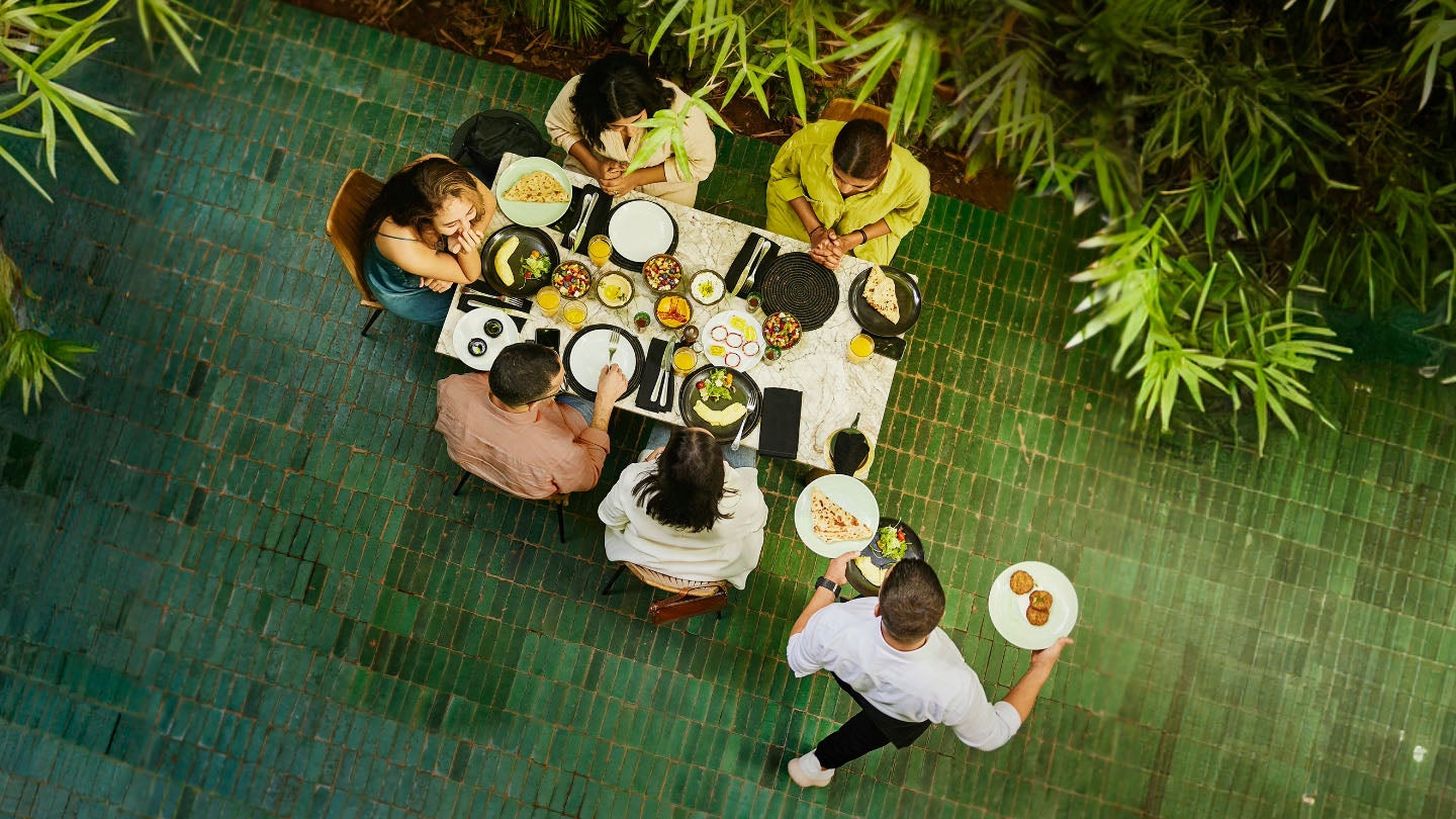 Menschen zusammen am Tisch beim Essen