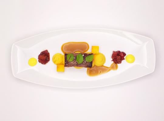 Lammhüfte mit Rhabarber-Chutney, Safran und Steckrübenpüree