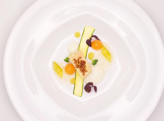 Pochierte Hähnchenbrust im Asiafond mit Duftreiscreme, Melone und Gurke