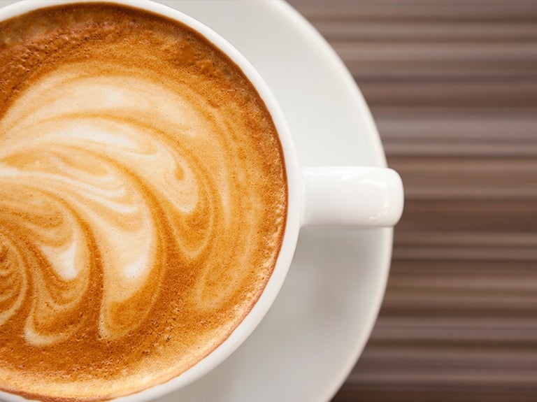 Tasse gefüllt mit Cappuchino