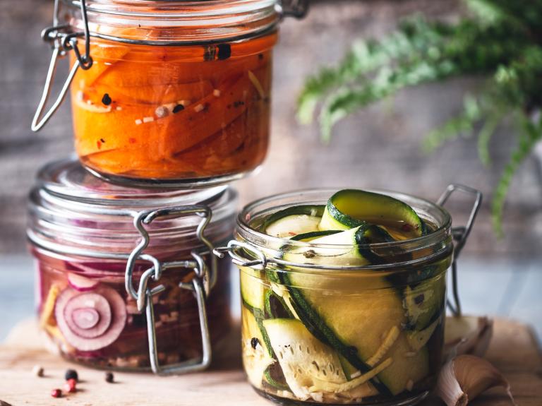 Eingelegtes weihnachtliches Gemüse