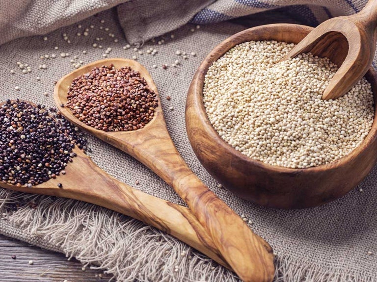 Rote, schwarze und weiße Quinoa-Samen