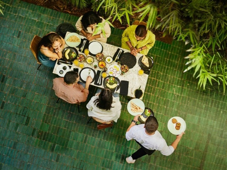 Menschen zusammen am Tisch beim Essen