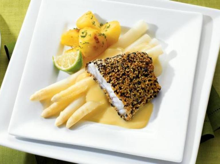 Gebratener Waller in Sesam auf Stangenspargel in Dijon-Senf-Sauce