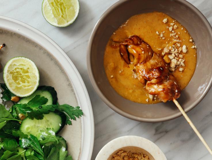 Fleischspieß in Sauce, Salat und Toppings