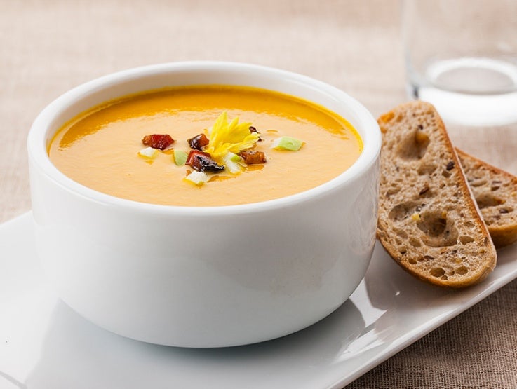 Suppe mit Topping und Brot