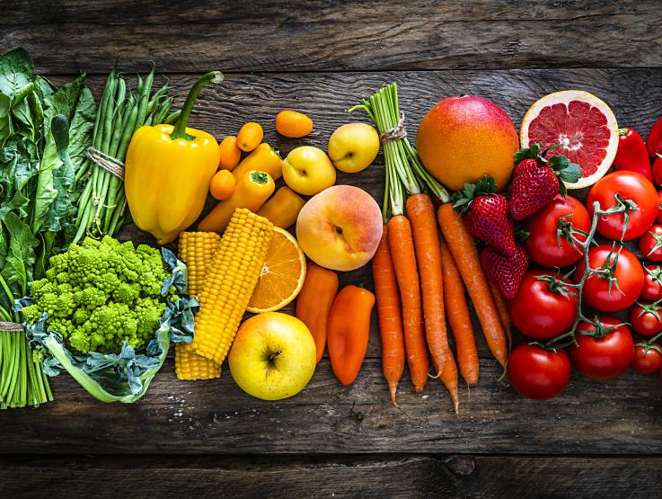 Regenbogen aus Obst und Gemüse 