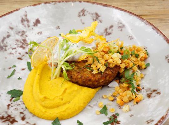 Linsentaler auf Kürbismousse, glasierte Linsen, Tomaten-Gurken-Raita