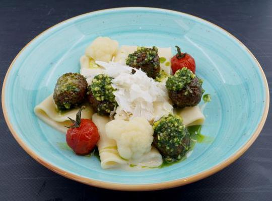 Pasta mit Blumkohlcrémesauce und Hackbällchen