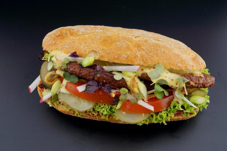 Nestlé Professional Baguette Brötchen mit veganer Frikadelle