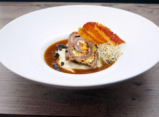 Rinderroulade griechisch, Paprika, Feta, schwarze Knoblauchsauce, Speckchip, Kartoffel-Olivenstampf